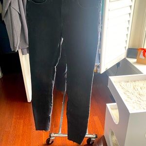 NWOT worn 1x. Raw hem bottom skinny jeans part of CRVY collection, size 25 blk